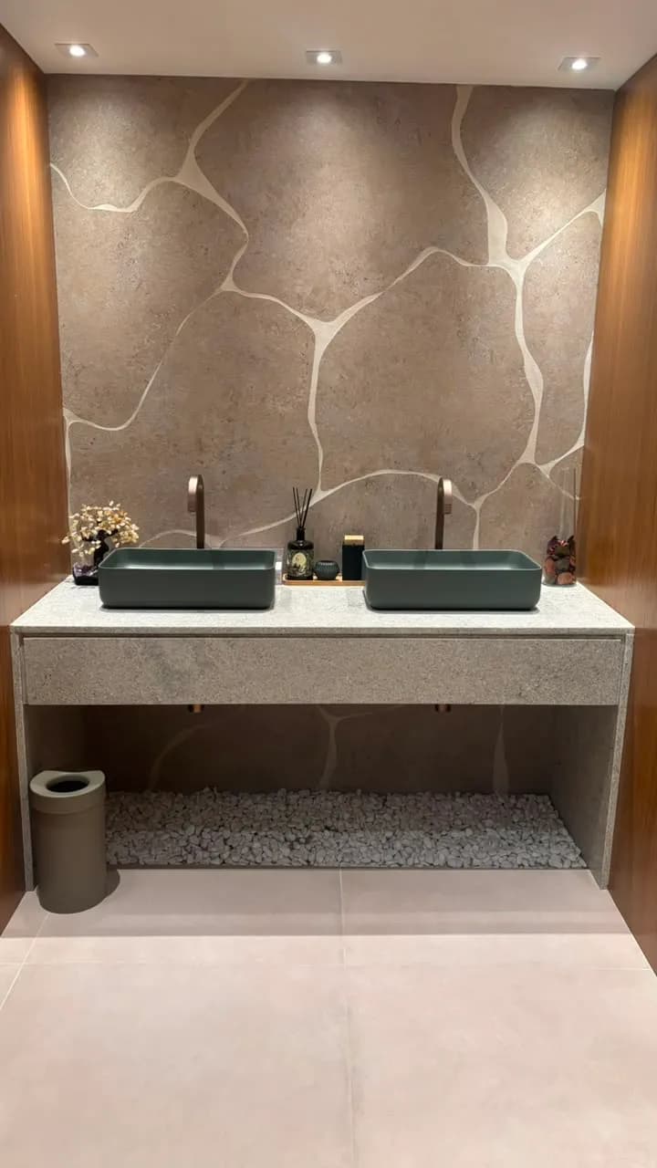 Lavabo com bancada de pedra e cubas escuras