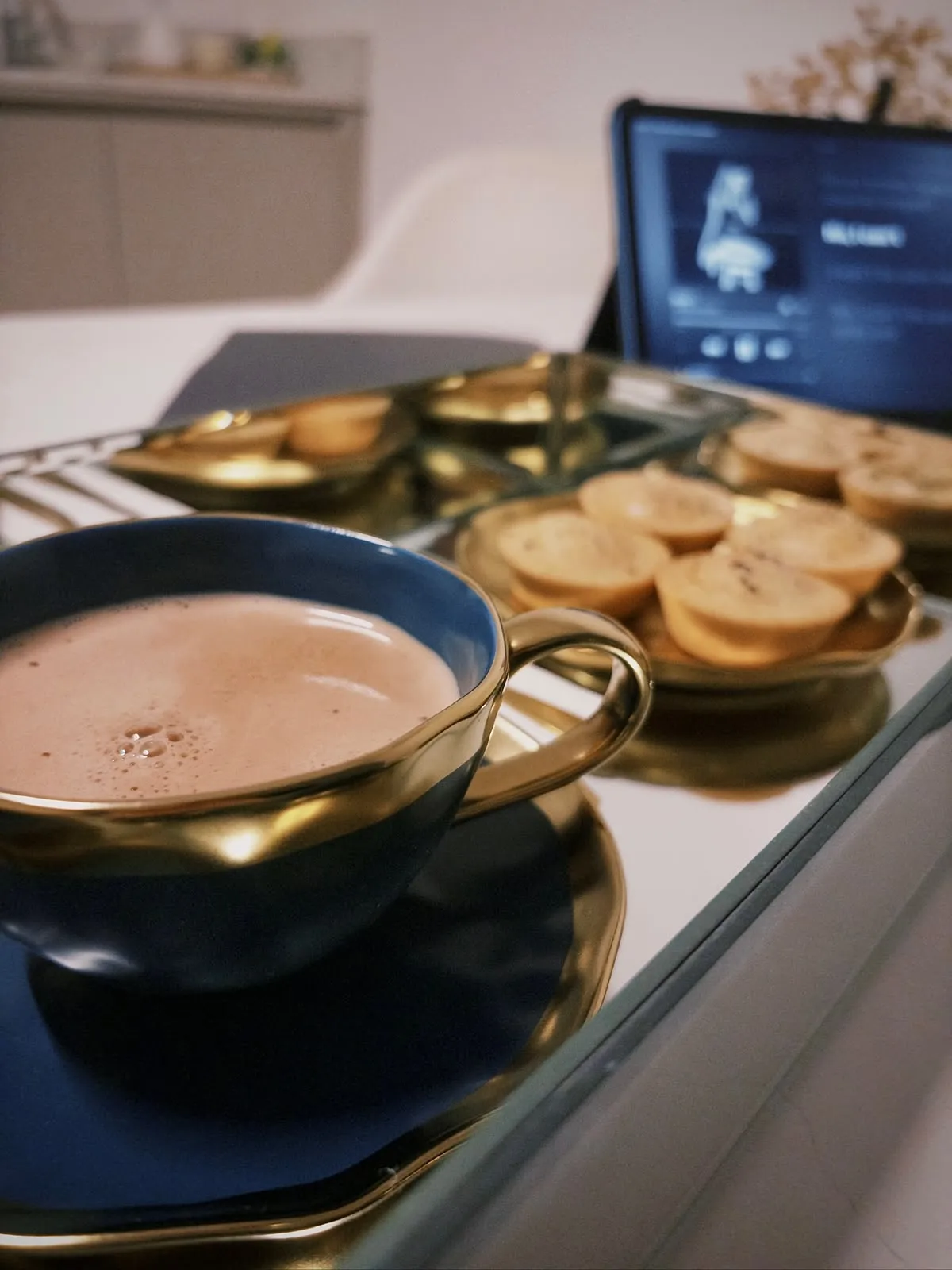 Café servido em xícara azul com biscoitos na recepção