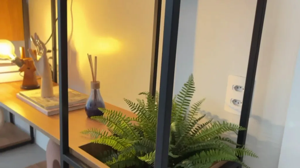 Janela com samambaia e luz quente